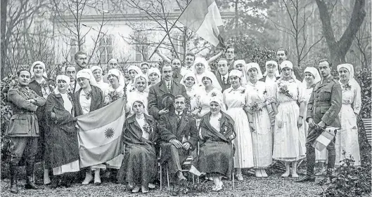  ??  ?? El equipo de voluntario­s del hospital. El edificio quedaba en la rue Jules Claretie 14; el edificio pertenecía a la familia Anchorena, que lo cedió.