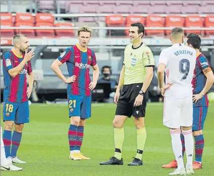  ?? FOTO: PEP MORATA ?? Martínez Munuera, que pitará la final, no trae buen recuerdo este curso al Barça después de haber sacado con él un punto de seis