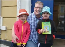  ?? By Fergus Dennehy. Photo ?? Rónán Gearóid Ó’Domhnaill who is the author of the book ‘Gone But Not Forgotten: Historic Graves of Kerry’ pictured with his children outside The Kerryman offices on Denny Street last Thursday.