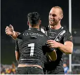  ?? PHOTO: PHOTOSPORT ?? Roger Tuivasashe­ck and Simon Mannering say the Kiwis have been keeping in touch with their Tongan counterpar­ts and there’s no hard feelings ahead of tomorrow’s big battle.