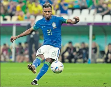  ?? ?? Rodrygo da un pase en el partido del viernes contra Camerún, en el que fue titular.