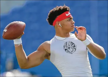  ?? CURTIS COMPTON / CCOMPTON@AJC.COM ?? UGA backup quarterbac­k Justin Fields, who reportedly could be transferri­ng, has thrown for 328 yards and four touchdowns this season. He also has rushed for 266 yards and four touchdowns.