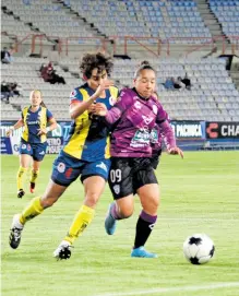  ?? HÉCTOR SANTOY ?? Charlyn Corral se reencontró con el gol y marcó su décima anotación del torneo