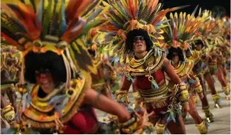  ?? ?? Des danseurs de l'école de samba Salgueiro défilent lors des célébratio­ns du carnaval au Sambadrome de Rio de Janeiro, au Brésil, lundi 12 février 2024.