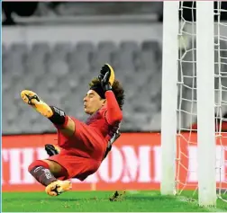  ??  ?? Guillermo Ochoa recibe anotación en duelo ante Monterrey.