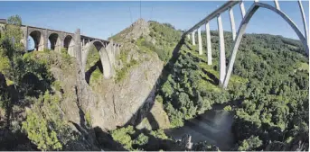 ?? [XOÁN A. SOLER] ?? El mirador de Gundián ofrece una panorámica de vértigo sobre el río Ulla y los dos puentes