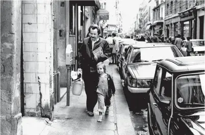  ??  ?? Révolution­s. L’ancien compagnon de guerilla du Che Régis Debray avec sa fille Laurence dans le quartier de l’Odéon, au début des années 1980.