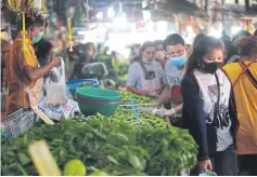  ?? SOMCHAI POOMLARD ?? A variety of produce is available at Samrong fresh market, in Samut Prakan, on Tuesday.