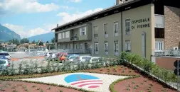  ??  ?? Val di Fiemme L’ospedale di Cavalese. Il punto nascita avrebbe dovuto riaprire oggi