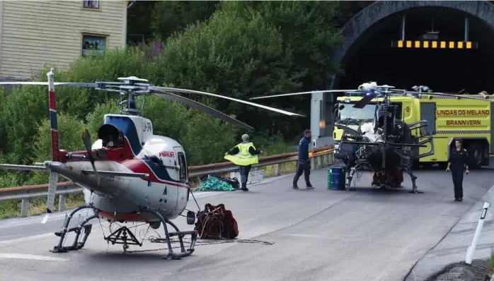  ??  ?? TANKET: De to helikoptre­ne tanket opp på E 39 slik at veien ble stengt i perioder. De brukes til å slukke skogbranne­n i Lindås kommune.