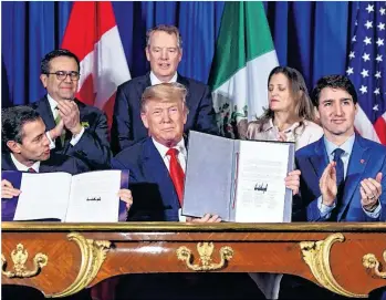  ?? /EFE ?? Enrique Peña Nieto, Donald Trump y Justin Trudeau firman el nuevo tratado, que enfrenta posible oposición en el Congreso de EEUU.