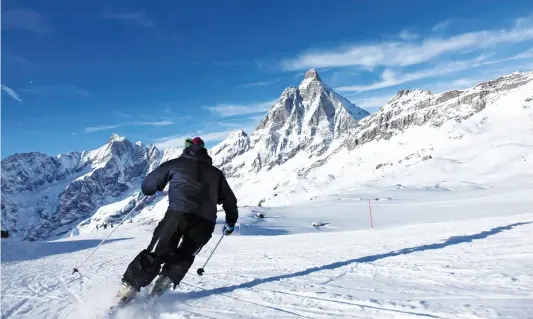  ??  ?? Perfezione geologica Uno sciatore e, sullo sfondo, il Cervino. John Ruskin lo definiva «il più nobile scoglio d’Europa»