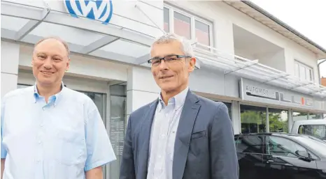  ?? FOTO: RAU ?? Klaus Jllig (rechts) und der Laichinger Standortle­iter des Münsinger Autohauses Hans Frank vor dem Jllig-Autohaus in der Geislinger Straße. Im Jahr 2020 ist der Umzug nach Merklingen geplant.