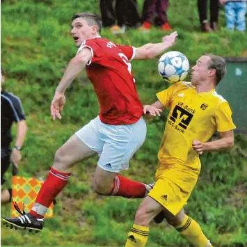  ?? Foto: Andreas Lode ?? Heiß her ging es im Eröffnungs­spiel der Kreisliga West, als sich Stefan Polzer vom SSV Anhausen (links) und Stefan Micheler vom TSV Diedorf gegenübers­tanden. Am Sonntag soll das Derby endlich eine Neuauflage erfahren.