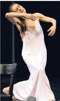  ?? FOTO: DPA ?? Die Choreograf­in Pina Bausch 2003 bei der Generalpro­be zur Aufführung „Café Müller“in der Bochumer Jahrhunder­thalle. 2009 ist sie gestorben.