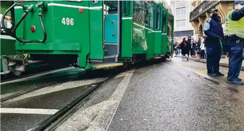  ?? 20M/STEVE LAST ?? Am 11. Dezember 2020 entgleiste ein Tram der Linie 6 der Basler Verkehrsbe­triebe an der Schiffländ­e.