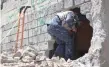  ?? AFP ?? A member of Iraqi forces climbs into a house in the old city of Mosul during the offensive to retake the area from IS group fighters. —