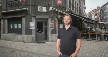  ?? FOTO KAREL HEMERIJCKX ?? Terwijl Willems in het huidig Poeskaffee een pop-upzomerbar zal uitbaten, neemt hij de tijd om de binnenkoer van Café Café te overdekken.