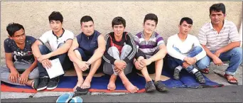  ?? IMAM HUSEIN/JAWA POS ?? TINGGALKAN KELUARGA: Mohammad Reza Qambari (tiga dari kiri) bersama rekan-rekan pencari suaka dari Afghanista­n.