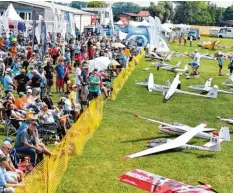  ??  ?? Entlang des Flugfeldes und an den Ständen herrschte bei der Messe zeitweise dichtes Gedränge.