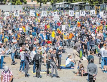  ?? FOTO: CHRISTOPH SCHMIDT/DPA ?? Nur vereinzelt tragen die Demonstran­ten Mund-Nasen-Masken. Auf dem Veranstalt­ungsgeländ­e war deren Verwendung nicht vorgeschri­eben.