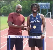  ?? AUSTIN HERTZOG - MEDIANEWS GROUP ?? Pottstown track and field coach Justin GIbbs, left, points to the gold medal around the neck of junior Tyrese Washington, the 2023Mercur­y All-Area Boys Track and Field Athlete of the Year.