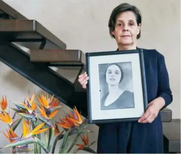  ??  ?? Susana Ruth Quintanill­a Osorio muestra la imagen de su abuela Ruth Stallsmith de Quintanill­a, fotografía que Edward Weston tomó para EL UNIVERSAL.