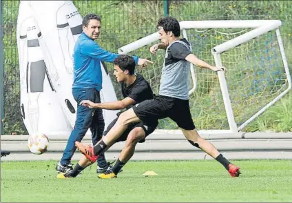  ?? FOTO: L.M. UNCITI ?? Eusebio Sacristán, durante un entrenamie­nto. El entrenador pucelano mantiene la confianza en sus pupilos a pesar de la ‘mini crisis’