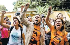  ?? ANDRÉS MARTÍNEZ CASARES/REUTERS ?? Los manifestan­tes llegaron desde temprano a la calle de la casa de López.