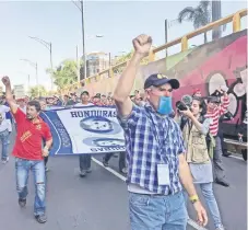  ??  ?? Miembros de la caravana de migrantes centroamer­icanos exigieron que se les proporcion­en autobuses para llegar de forma segura a la frontera norte.