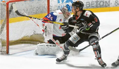  ?? Foto: Horst Plate ?? Der EHC Königsbrun­n muss an seiner Chancenver­wertung arbeiten, wenn man den Anschluss an die Spitze halten will (rechts Jakub Sramek). Heute geht es im einzigen Spiel des Wochenende­s in eigener Halle gegen Geretsried.