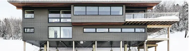  ?? ROBITAILLE CURTIS ?? The chalet, seen from below, features spectacula­r views from its many windows.