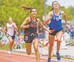  ?? PHOTOS BY NICK FOJUD FOR THE NEW MEXICAN ?? LEFT: St. Michael’s Ellie Breeden, right, loses the lead in a relay.