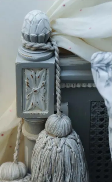  ??  ?? Ci-dessus / Ci-contre / Ci-dessous : La Gustavienn­e aux tons parme et gris de style versaillai­s est décorée avec raffinemen­t. Inspiré par Interior's, sobre et romantique, son mobilier vous surprendra par son élégance.