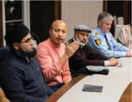  ?? FOTO: TORMOD FLEM VEGGE ?? Omar Sadiq (i rød genser) håper at en rettssak vil kunne sette en stopper for Sian. Til venstre for ham sitter Akmal Ali. Til høyre for Sadiq sitter Muhammad Arshad Dar og Ole Hortemo.