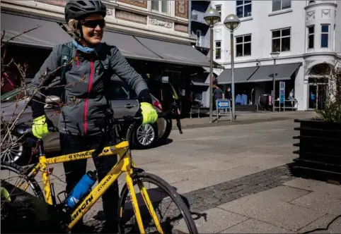  ??  ?? Pia Stevn cykler gerne 8 km fra Hou ind til Odders torv for at hente røget laks i fiskevogne­n. Selv om kommunen i forvejen har naerpoliti, mener hun bestemt, at det er en god idé med mere. Foto: Joachim Ladefoged