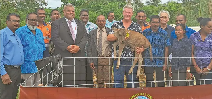  ?? ?? Third From Left : Minister For Agricultur­e and WaterWays Vatimi Rayalu and Australian Reproducti­ve Techonolog­y Director Simon Walton with the staff of Ministry of Agricultur­e at Koronivia Research Station on Thursday, January 4, 2023.