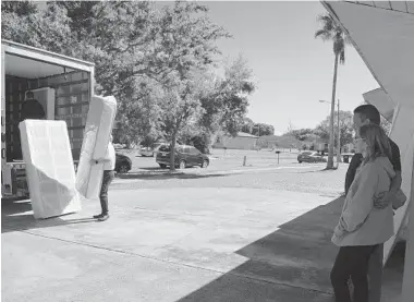  ?? BIANCA PADRÓ OCASIO/ORLANDO SENTINEL ?? Mattresses are donated to Joalexis and Maribel Rivera, who lost most of their belongings to a fire in their east Orange County home shortly before Christmas.