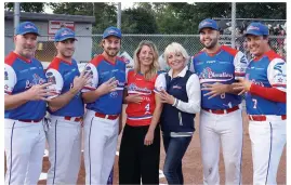  ??  ?? La ministre Mélanie Joly a déjà évolué au poste de lanceur. La ministre Mélanie Joly et Annie Dufresne sont entourées de Ben Morin, Marc Bourgeois, Renaud Lefort, Kevin Young et Stéphane Gilbert.