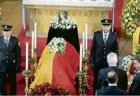  ?? LANDESKANA­L.LI ?? El fèretre estava cobert per la bandera bicolor de la casa reial