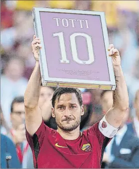  ?? FOTO: EFE ?? Totti, en su despedida al Olímpico El futuro del ‘capitano’, por decidir