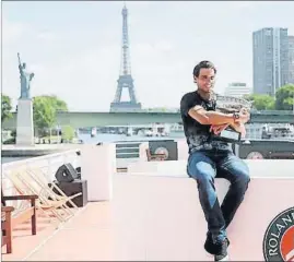  ?? FOTO: EFE ?? Rafa Nadal, con la Copa de los Mosquetero­s, en un Bateau Mouche especial RG