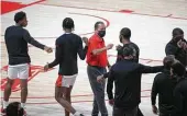  ?? Yi-Chin Lee / Staff photograph­er ?? Cougars head coach Kelvin Sampson, center, fistbumps his players before a home game in January.