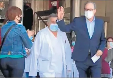  ?? EFE TV ?? El candidato del PSOE el 4-M, Ángel Gabilondo, agradece los aplausos al salir ayer del hospital Ramón y Cajal.