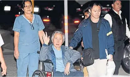  ?? (DPA) ?? Libre. Fujimori deja la clínica limeña acompañado por su hijo menor, el parlamenta­rio Kenji Fujimori.
