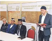  ?? FOTO: JÜRGEN MOLL ?? Beim Neujahrsem­pfang der Ahmadiyya Muslim Jamaat Gemeinde im Haus Hürxthal las Cengiz Varli aus dem Koran mit deutscher Übersetzun­g vor.