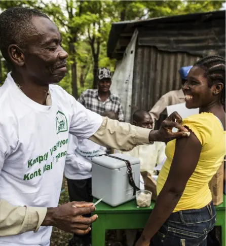  ?? FOTO AP ?? Vacunación en Haití contra otras enfermedad­es, como parte del proyecto Gavi.