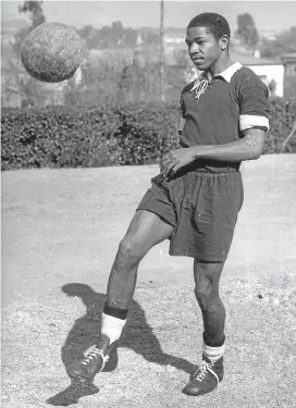  ?? Picture: GETTY IMAGES ?? SOCCER PIONEER: Steve ‘Kalamazoo’ Mokone in 1956