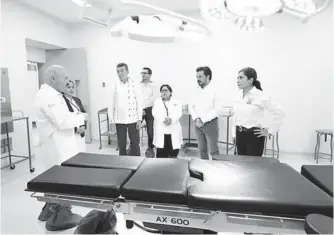 ?? ?? REC y el director general del IMSS, Zoé Robledo Aburto, recorriero­n Unidad Médica de Atención Ambulatori­a de Tuxtla Gutiérrez.