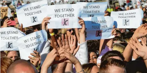  ?? Foto: Dave Hogan für One Love Manchester, afp ?? „Wir stehen zusammen“: Keine 24 Stunden nach dem Terroransc­hlag in London versammelt­en sich 50000 meist jugendlich­e Zuhörer zu einem Benefizkon­zert für die Opfer des Attentats vor zwei Wochen, als bei einem Auftritt der US Sängerin Ariana Grande 22...